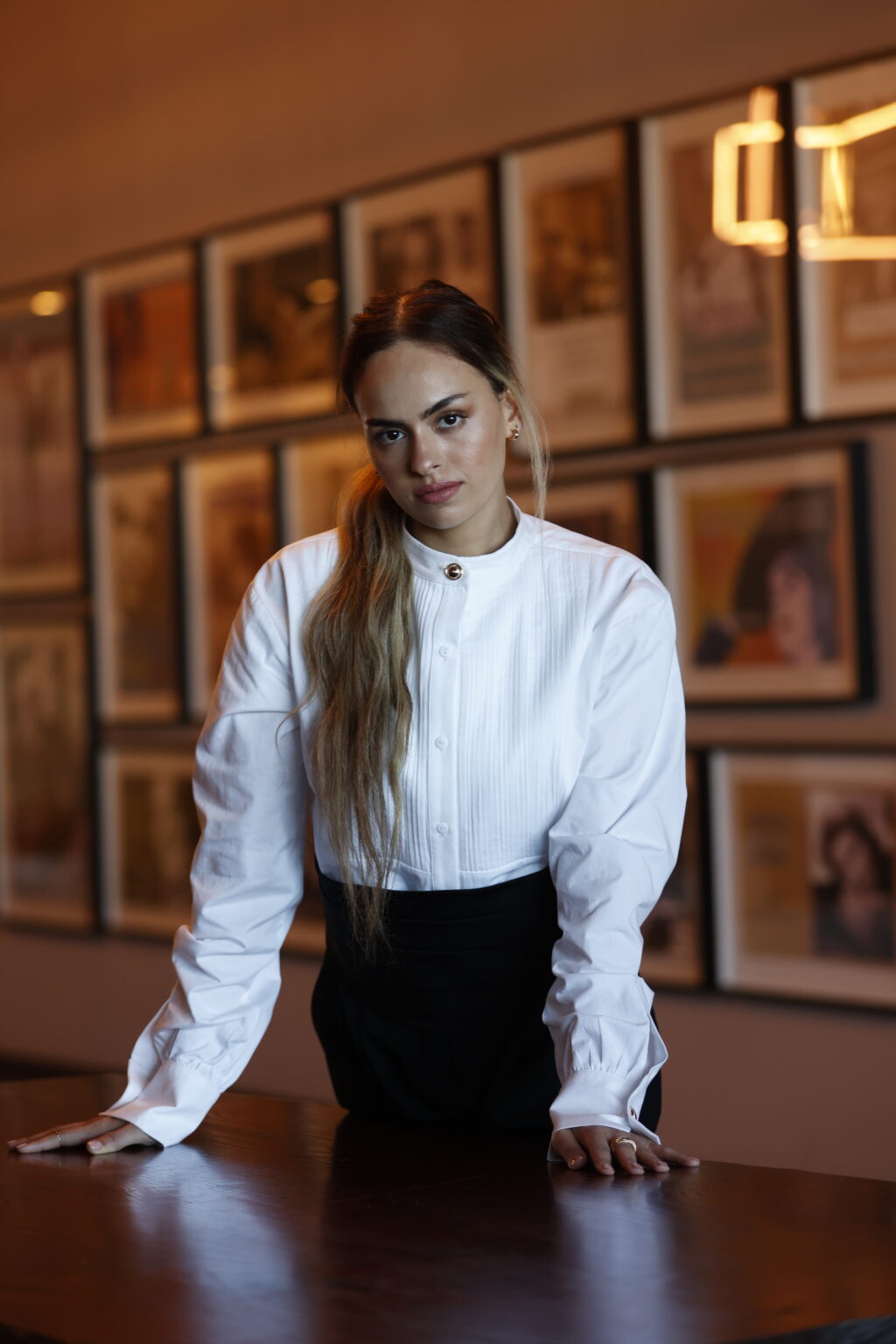 Femme d'affaire au bureau, qui porte une chemise classe avec un pantalon de costume féminin.